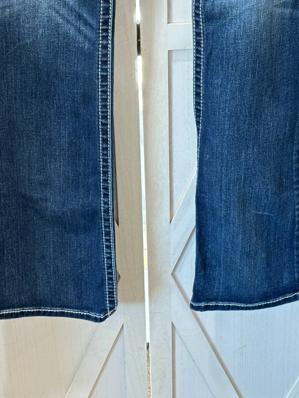 Miss Me Mid Rise Bootcut Dark Wash Fleur De Lis Embellished Jeans Size 29 - Picture 8 of 11